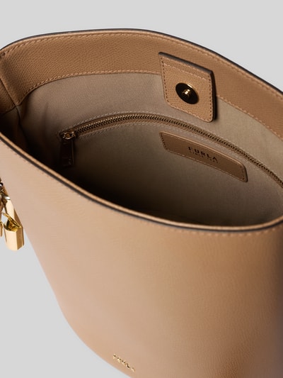 Productfoto, Handtasche aus Leder mit Label-Detail Modell 'ROXIE' van FURLA in beige, zichtbaar hoofdvak met magneetsluiting, binnenvak met rits, schouderriem, structuurleer, context: echt leder, breedte 22 cm, lengte 25 cm, diepte 17 cm, schouderriem 112 cm