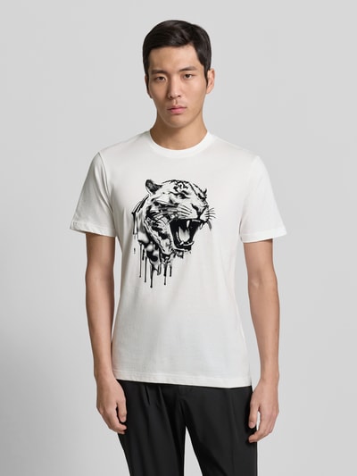 Männermodel trägt T-Shirt mit Label-Detail von Antony Morato in Weiß mit schwarzem Tigerprint, reine Baumwolle, Regular Fit, Ganzkörperansicht von vorne.