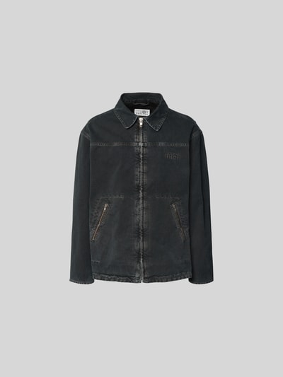 Produktfoto, Jacke in Denim-Optik mit Umlegekragen von MM6 Maison Margiela, Reine Baumwolle, Relaxed-Fit, Eingrifftaschen mit Reißverschluss, schwarze Farbe, sichtbare Nähte, strukturierte Oberfläche