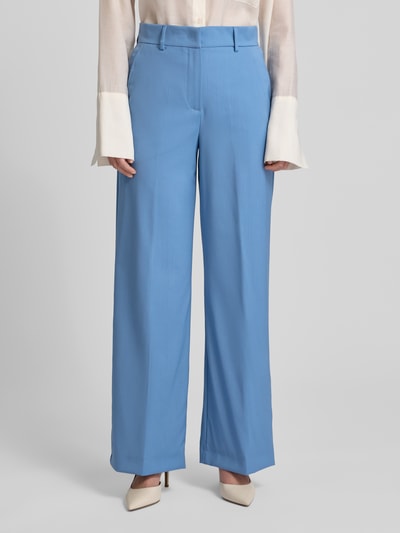 Vrouwenmodel draagt Regular Fit Bundfaltenhose aus reiner Schurwolle Modell 'VISIVO' van Weekend Max Mara, effen blauw, detailopname voorkant.