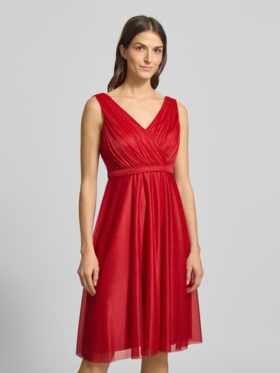 Modelka kobieca ma na sobie Regular Fit Kleid mit Glitzer-Mesh od TROYDEN COLLECTION, błyszcząca siateczka, długość do kolan, krój taliowany, bez rękawów, dekolt w serek, długość tyłu w rozmiarze 36: 58 cm, szerokość w rozmiarze 36: 37 cm, czerwone tony, delikatna struktura tkaniny. Ujęcie: całkowity widok od przodu.