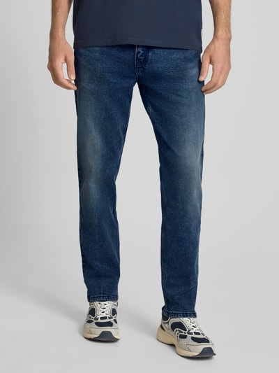 Männermodel trägt Tapered Fit Jeans aus Baumwoll-Lyocell-Mix Modell '502® TAPER' von Levi's® in dunkelblau, Herren Jeans, Ganzkörperansicht von vorne.