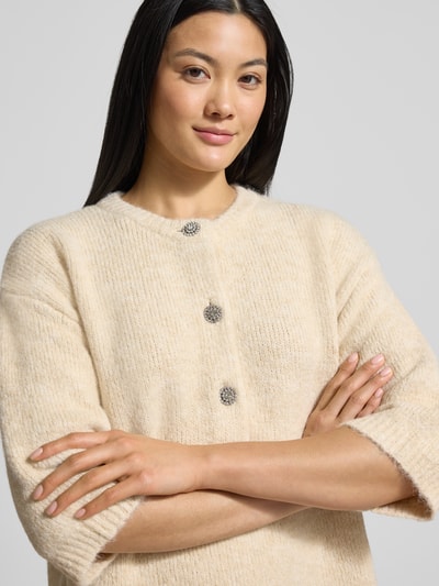 Frauenmodel trägt Strickpullover mit 1/2-Arm Modell 'Ester' von GUIDO MARIA KRETSCHMER WOMAN, cremefarben, Knopfleiste, Nahaufnahme Oberkörper. Material-Mix mit Lanawoll-Anteil, Regular Fit, Rundhalsausschnitt, Damen Strickpullover.