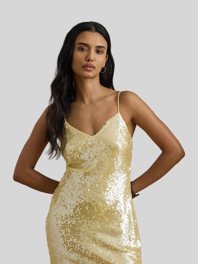 Frauenmodel trägt Cocktailkleid mit Pailletten von Lauren Ralph Lauren in Metallic-Optik, schmale Passform, Midi-Länge, Spaghettiträger, Nahaufnahme Oberkörper.
