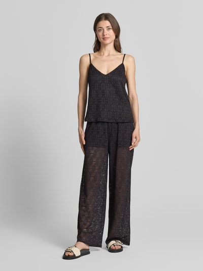 Frauenmodel trägt Regular Fit Top mit Spitze Modell 'MAYA' von Vero Moda in Schwarz, V-Ausschnitt, verstellbare Spaghettiträger, Ganzkörperansicht von vorne.