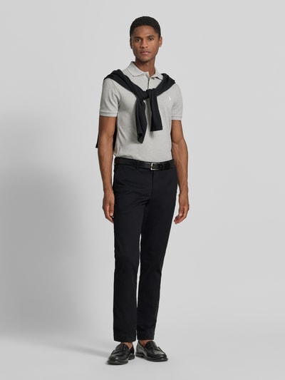 Mężczyznamodel nosi Slim Fit Chino aus Baumwoll-Mix model 'GREENWICH' von Polo Ralph Lauren, czarny kolor, gładka faktura, całopostaciowy widok z przodu.