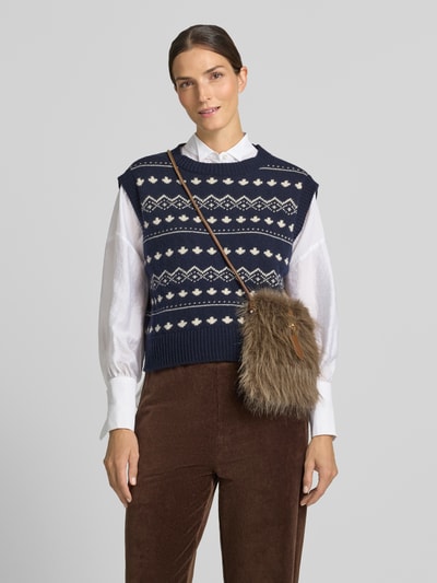 Vrouwenmodel draagt Crossbody Bag aus Kunstfellbesatz Model 'Lusi' van ZABAIONE, donkerbruin met siergesp, smalle schouderband, Hoofdvak met overslag, Breedte 18 cm, Lengte 22 cm, Diepte 4 cm, bandlengte 150 cm, Ganzlichaamsaanzicht van voren.