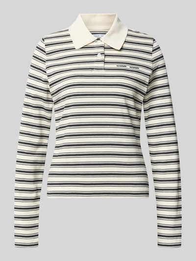 Frauenmodel trägt Regular Fit Poloshirt mit Label-Stitching Modell 'DONELL' von Samsøe Samsøe aus Reine Baumwolle im Allover-Look, Longsleeve, Rückenlänge bei Größe S 55 cm, weiß mit schwarzen und beigen Streifen, Textur glatt, Ganzkörperansicht von vorne.