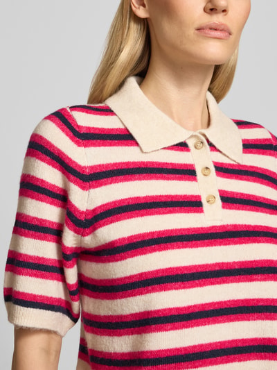 Frauenmodel trägt Regular Fit Strickpullover mit Woll-Anteil Modell 'CANNA' von Vero Moda, mehrfarbig gestreift, Nahaufnahme Oberkörper.