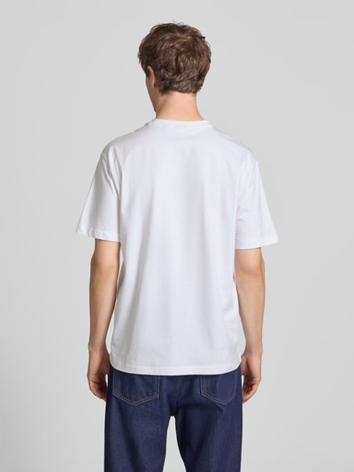 Männermodel trägt Relaxed Fit T-Shirt aus reiner Baumwolle Modell 'FRED' von Only & Sons, unifarben weiß, Kurzarm, Ganzkörperansicht Rückansicht.