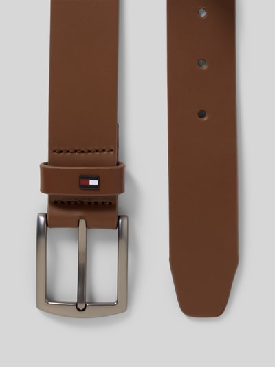 Produktfoto, Gürtel aus echtem Leder Modell 'DENTON 3.5 EXT' von Tommy Hilfiger in Braun, glatte Oberfläche, silberne Dornschließe, Logo-Applikation
