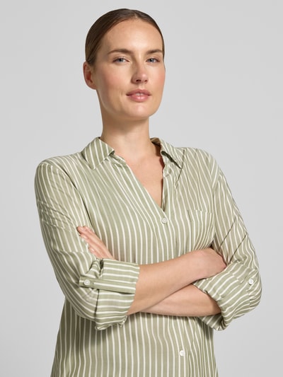Kobiece model prezentuje Regular Fit Langarmbluse aus reiner Viskose von s.Oliver RED LABEL, paski, odcień zieleni, tekstura gładka, z przodu zbliżenie na górną część ciała