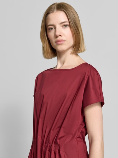 Vrouwenmodel draagt Midikleid met Rundhalsausschnitt und Drapierungen van Christian Berg Woman Selection in bordeauxrood katoenmix met stretch, getailleerd model, Nahaufnahme Oberkörper.