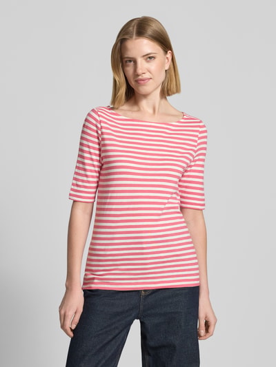 Kobiece modelka nosi Slim Fit T-Shirt aus reiner Baumwolle von s.Oliver RED LABEL, efekt: wzór w paski, dekolt w łódkę, naszywka z logo, krój slim fit, dżersej z cieniowanej przędzy, bawełna, widok całej sylwetki z przodu.