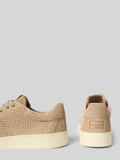 Produktfoto, Sneaker aus echtem Leder mit Strukturmuster Modell 'Julien' von Gant, beige Farbtöne, abgerundete Passform, sichtbares Logo, strukturierte Oberfläche, helle Gummisohle, Absatzhöhe 3 cm, Schafthöhe 7 cm, Schaftweite 11 cm.