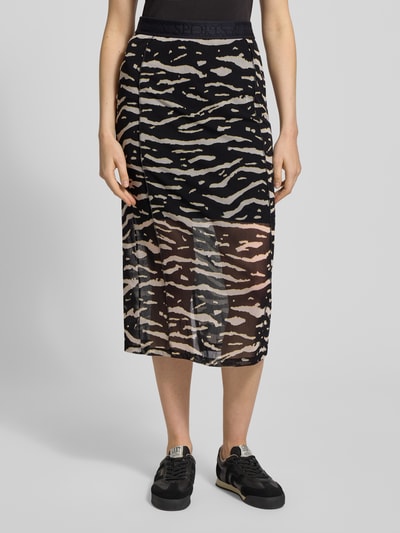 Frauenmodel trägt Midirock mit Gehschlitz und elastischem Bund von Marc Cain, Allover-Look, semitransparent, Gerader Schnitt, Nahaufnahme Oberkörper.