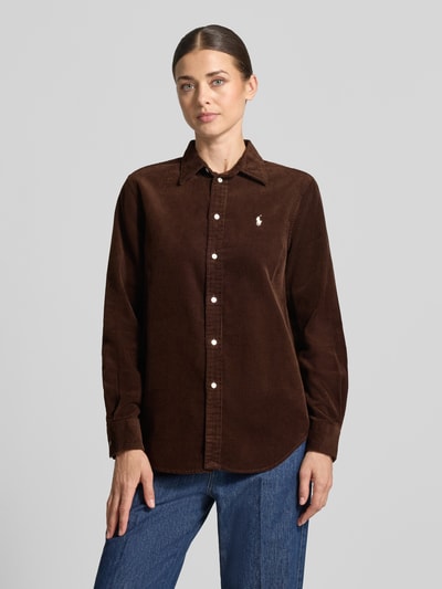 Frauenmodel trägt Regular Fit Hemdbluse aus reiner Baumwolle von Polo Ralph Lauren in Dunkelbraun mit sichtbarer Knopfleiste und Logo, Ganzkörperansicht von vorne. Damen Hemdbluse von Polo Ralph Lauren.