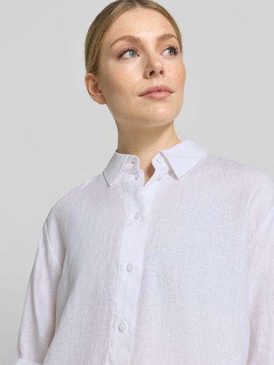 Männermodel trägt Regular Fit Hemdbluse aus reinen Leinen von Christian Berg Woman Selection, biała, gładka faktura, długi rękaw, kołnierz koszulowy, pełna lista guzików, długość tyłu 64 cm, długość rękawa 56 cm, krój regular fit, zbliżenie na górną część ciała