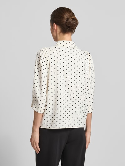 Frauenmodel trägt Regular Fit Bluse mit 3/4-Arm Modell 'Bono' von LOLLYS LAUNDRY, weiß mit schwarzen Punkten, Ganzkörperansicht Rückansicht