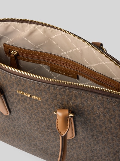 Produktfoto, Handtasche mit Logo-Applikation Modell 'Murphy' von MICHAEL Michael Kors, braun, Allover-Logo-Print, Strukturleder, Szerokość w rozmiarze 40 cm, długość 26 cm, głębokość 12 cm, długość paska 120 cm, główna komora na zamek, wewnętrzna kieszeń na zamek