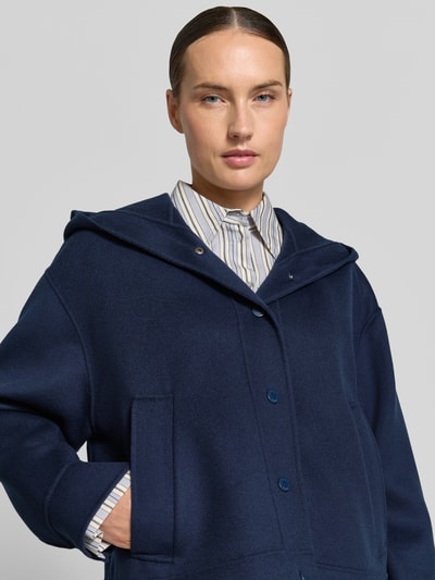 Vrouwenmodel draagt donkerblauwe wollen jacks met steekzakken Regular Fit Wolljacke mit seitlichen Eingrifftaschen Modell 'WKDRIDENTE' van Weekend Max Mara, Dames Bomberjacke / Blouson, close-up bovenlichaam.