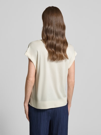 Vrouwenmodel draagt T-shirt met fixeerde mouwomslag model 'Sosilla' van OPUS, zuiver viscose, regular fit, ronde hals, ruglengte maat 36: 55 cm, geheellichaamsaanzicht achterkant