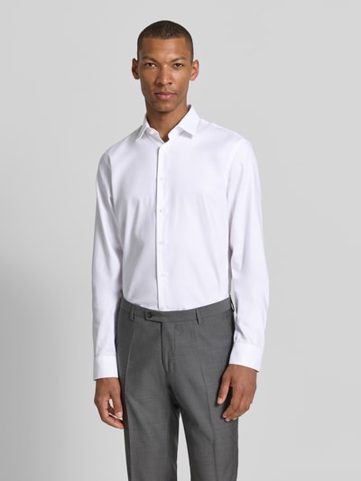 Männermodel trägt Slim Fit Business-Hemd mit Kentkragen von Jake*s aus Reine Baumwolle, Weiß, Knopfleiste, Sportmanschetten, Ganzkörperansicht von vorne. Rückenlänge bei Größe 39/40: 83 cm, Schulterbreite: 41 cm, Ärmellänge: 71 cm, abgerundeter Saum, extralang.