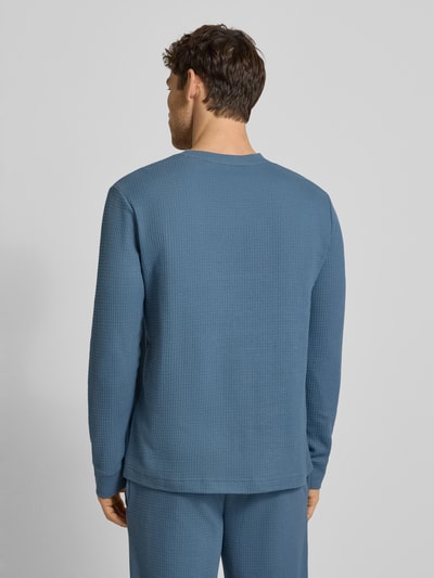 Männermodel trägt Regular Fit Pyjama-Oberteil aus Baumwoll-Mix Modell 'AUSTIN' von HUGO, Optik: Unifarben, Waffel-Struktur, Ganzkörperansicht Rückansicht