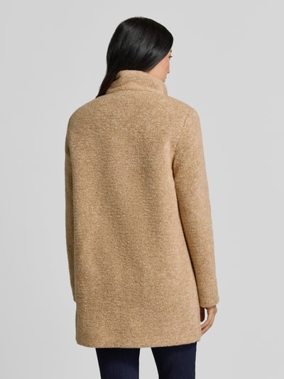 Frauenmodel trägt Regular Fit Mantel mit Baumwoll-Schrwoll-Anteil von FUCHS SCHMITT in Beige, strukturierte Oberfläche, Ganzkörperansicht Rückansicht. Rückenlänge 82 cm, Schulterbreite 42 cm, Brustweite 51 cm, Ärmellänge 64 cm.