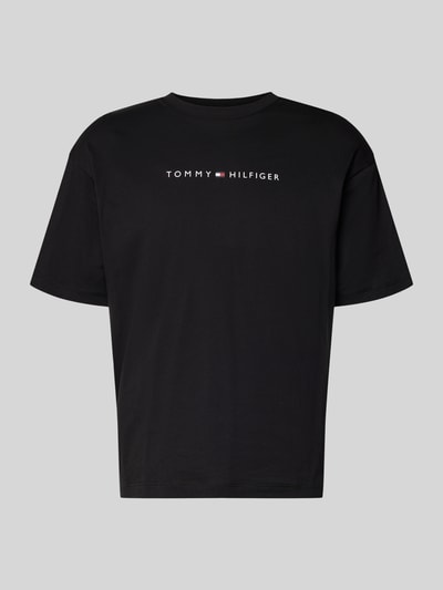 Produktfoto, Regular Fit T-Shirt aus reiner Baumwolle von Tommy Hilfiger in Schwarz, unifarben, Kurzarm, Rundhals, Label Print, Jersey-Struktur.