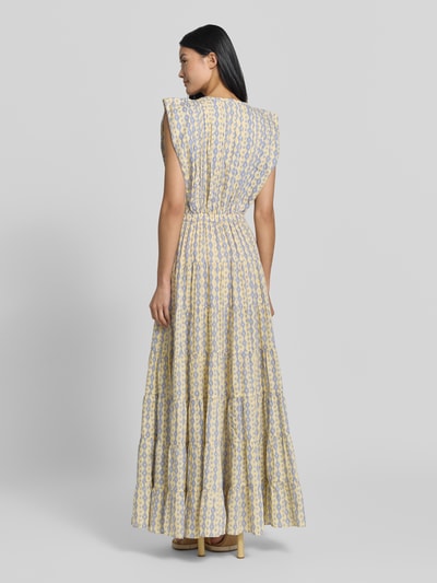 Vrouwenmodel draagt Maxikleid met Schlüsselloch-Ausschnitt und Bindung van Scotch & Soda in katoenmix, getailleerd model, kapmouwen, volantzoom, ruglengte maat 36 144 cm, borstwijdte maat 36 41 cm, lichtgeel en lichtblauw dessin, geheel beeld met rugaanzicht.