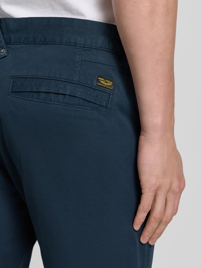 Männermodel trägt Shorts mit Eingrifftaschen von PME Legend aus Baumwoll-Elasthan-Mix in Dunkelblau mit Gesäßtaschen, Detailaufnahme Rückansicht. Bundweite bei Größe 32: 45 cm, Innenbeinlänge bei Größe 32: 26 cm, Regular-Fit für Herren.