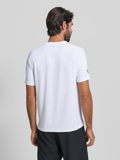 Męski t-shirt z nadrukiem z logo T-Shirt mit Label-Print od EA7 Emporio Armani, mieszanka materiałów z dodatkiem streczu, krój slim fit, okrągły dekolt, długość tyłu 69 cm w rozmiarze M, widok całej sylwetki od tyłu.