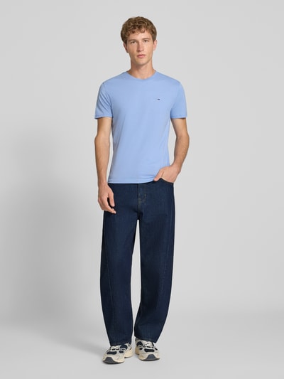 Männermodel trägt Barrel fit Jeans aus Baumwoll-Mix Modell 'ASHTON' von Tommy Jeans in Dunkelblau, Herren Barrel Jeans, Ganzkörperansicht von vorne.
