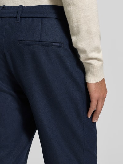 Männermodel trägt Tapered Stoffhose mit Woll-Anteil Modell 'PERIN' von BOSS, Optik: Unifarben, Gesäßtaschen, Detailaufnahme Rückansicht.