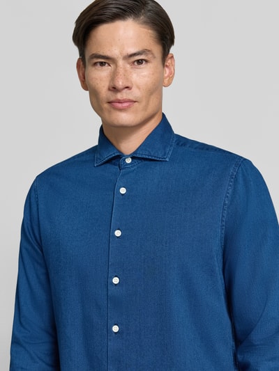 Męski model nosi Regular Fit Businesshemd aus reiner Baumwolle Modell 'Casual Spread Kent' von Seidensticker, koszule biznesowe, zbliżenie na górną część ciała