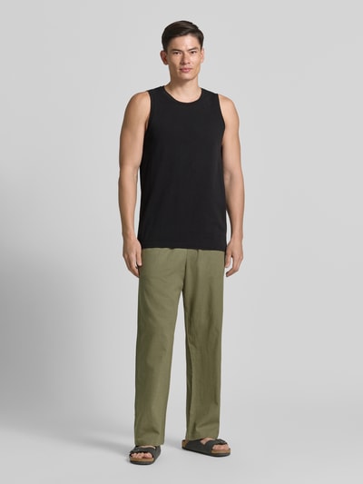 Männermodel trägt Relaxed Fit Tank Top aus reine Baumwolle von Armedangels, efekt: jednolity kolor, krój relaxed fit, okrągły dekolt, szerokie ramiączka, materiał: bawełna; Ganzkörperansicht von vorne.