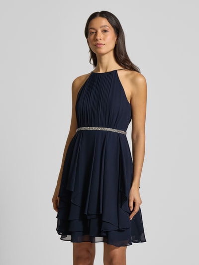 Frauenmodel trägt Cocktailkleid mit Nahtreißverschluss von Jake*s Cocktail, Dunkelblau, Taillierter Schnitt, Rundhalsausschnitt, blickdichtes Unterkleid, Rückenlänge bei Größe 36: 92 cm, Brustweite 33 cm, Ganzkörperansicht von vorne.