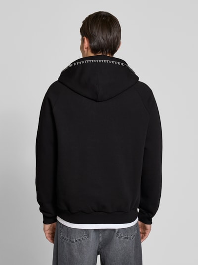 Männermodel trägt Regular Fit Hoodie aus reiner Baumwolle Modell 'DAROHOOD' von HUGO, Schwarz, Sweat, Kängurutasche, Rückenansicht.
