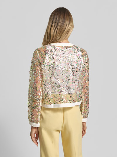 Frauenmodel trägt Semitransparente Jacke mit Pailletten von Milano Italy, offene Passform, bunte Pailletten auf Mesh, Ganzkörperansicht Rückansicht.