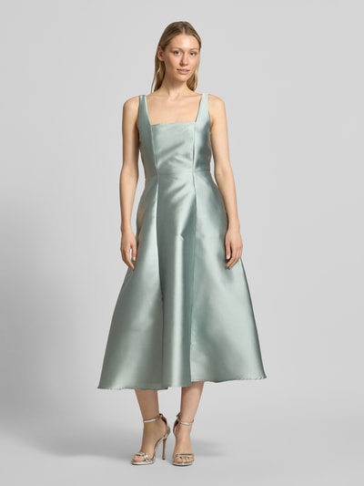 Frauenmodel trägt Cocktailkleid mit Karree-Ausschnitt von Swing in sanft glänzendem Mint, taillierte Passform, Midikleid, Ganzkörperansicht von vorne. Rückenlänge 125 cm, Brustweite 34 cm, Reißverschluss auf der Rückseite.