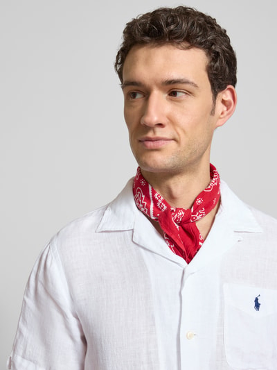 Männermodel trägt Regular Fit Freizeithemd aus reinem Leinen von Polo Ralph Lauren, weiß, Brusttasche, Logo-Stitching, Nahaufnahme Oberkörper