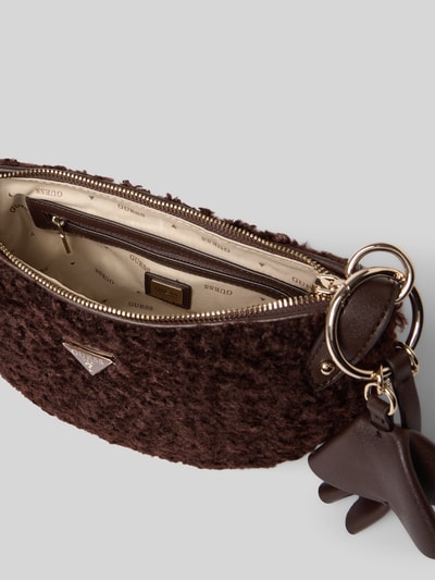 Produktfoto, Handtasche aus Teddyfell Modell 'KATIE' von GUESS in Braun, Reißverschluss, Label-Applikation, Hauptfach, goldene Details, Struktur sichtbar.