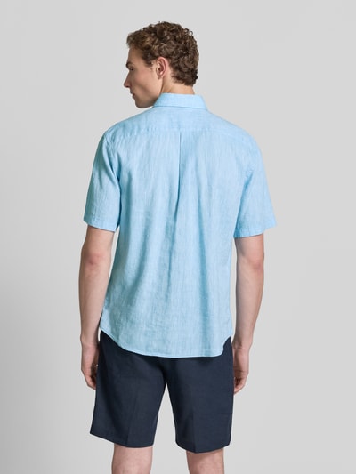 Mannenmodel draagt Slim Fit vrijetijdsoverhemd uit mix van linnen en katoen van Fynch-Hatton, lichtblauw, ruglengte maat M 74 cm, schouderbreedte 48 cm, mouwlengte 26 cm, button-downkraag, borstzak, labelstitching, knoopsluiting, heren, mix van linnen en katoen, ganzkörperansicht rückansicht.