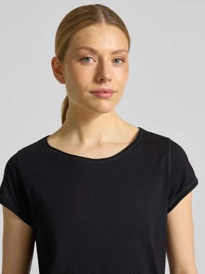 Frauenmodel trägt Regular Fit T-Shirt aus Baumwoll-Flammgarn von s.Oliver RED LABEL in Schwarz, kurzarm, Rundhals, Nahaufnahme Oberkörper