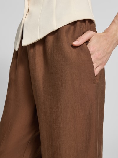 Frauenmodel trägt Wide-Leg-Pants mit elastischem Bund und Kordelzug von Rich & Royal, Lyocell-Mix, Loose-Fit, Detailaufnahme rechter Hüftbereich.