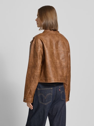 Frauenmodel trägt braune Jacke in Leder-Optik mit Pattentaschen Modell 'MADISON' von Topshop, Regular-Fit, Rückenansicht, glatte Textur.