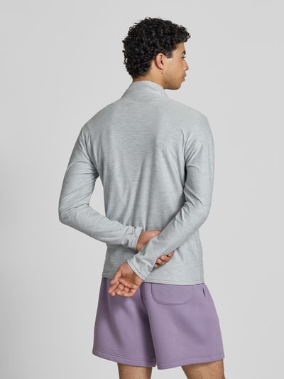 Männermodel trägt Regular Fit Sweatshirt mit Troyer-Kragen von New Balance, Elastischer-Material-Mix, Logo-Print, Rückenlänge 69 cm, Ganzkörperansicht Rückansicht
