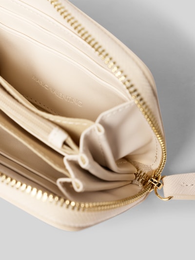 Produktfoto, jasny portfel Portemonnaie mit Label-Detail Modell 'ZERO' od VALENTINO BAGS, główna przegroda z zamkiem błyskawicznym, przegródka zapinana na zamek błyskawiczny oraz wpuszczane przegródki, tekstura ziarnista, kontekst: damski portfel