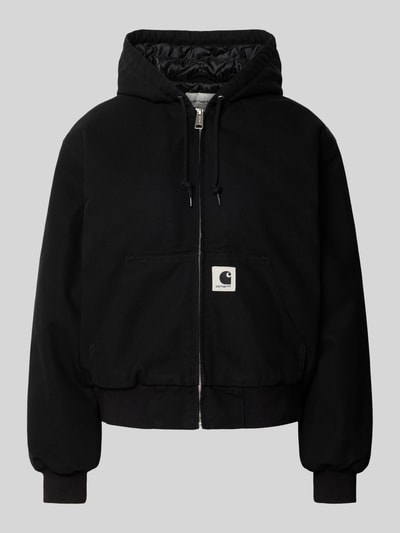Produktfoto, schwarze Bomberjacke aus reiner Baumwolle von Carhartt Work In Progress, lockere Passform, Kapuze, Känguru-Tasche, gerippte Abschlüsse.